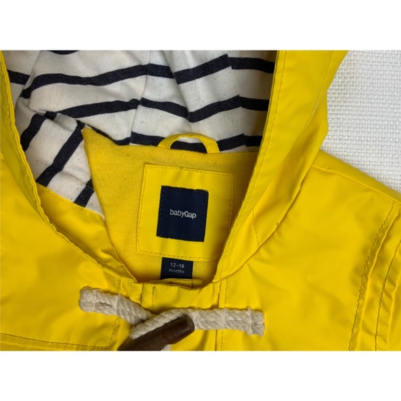 EUC GAP RAIN COAT, SIZE 12-18 MONTHS - Picture 3 of 3